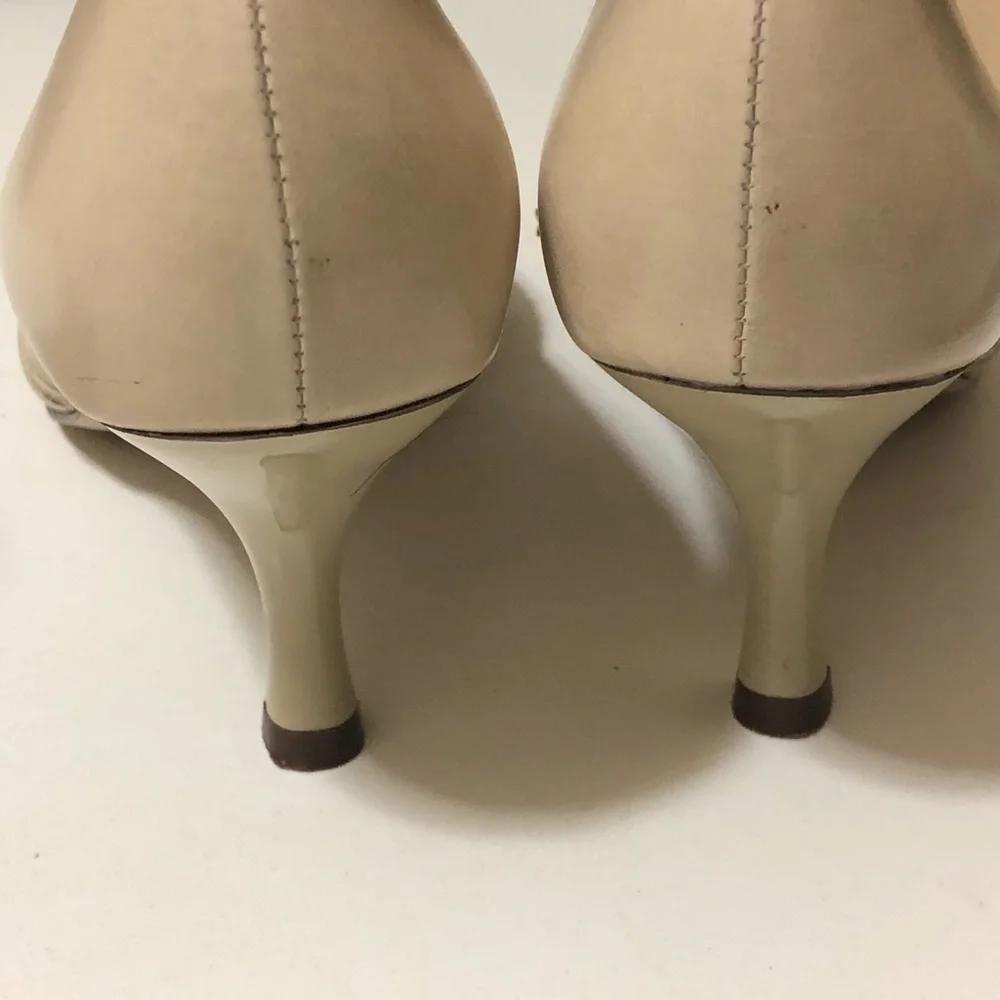 CIRCA JOAN&DAVA. CREAM SHOES WITH CHAIN designs